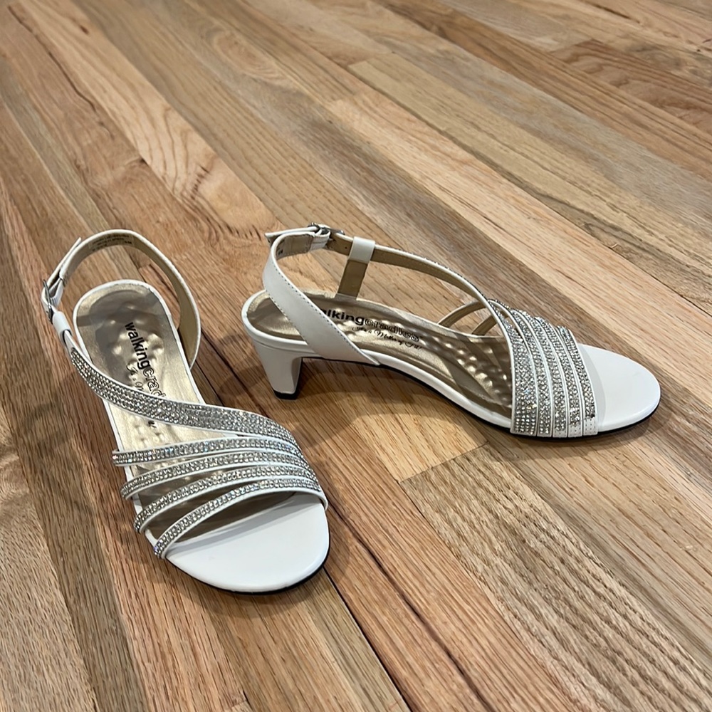 NWT Walking Cradles Lettie-2 shoes in white cashmere size 6M. 2 inch heels